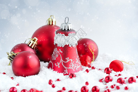节日背景下雪地上的圣诞红球图片