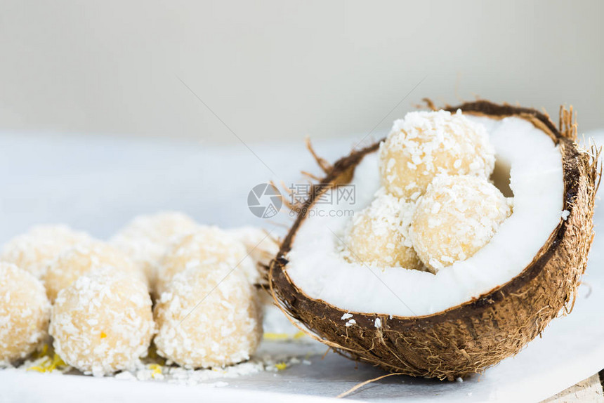 白色背景的椰壳中的自制原始VeganCoconu图片