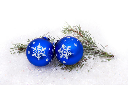 下雪背景的蓝圣诞球图片
