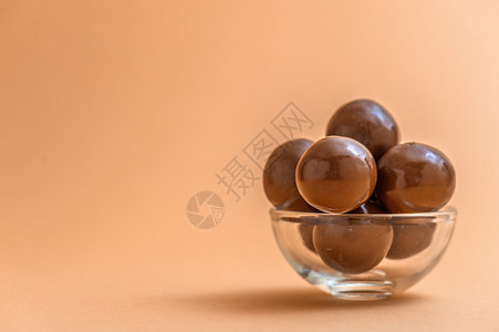 桌上的圆形巧克力糖图片