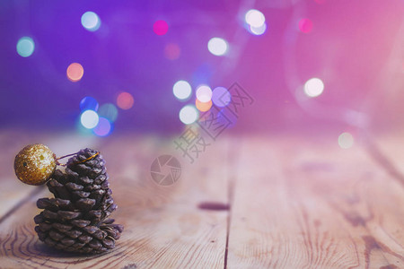 圣诞装饰与明亮的散景灯圣诞节时间的神奇冬天圣诞玩具和球在老式木桌上的圣诞装饰出现圣诞装饰品复制文本背景图片