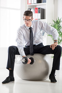 坐在办公室的年轻生意人玩小球用哑图片