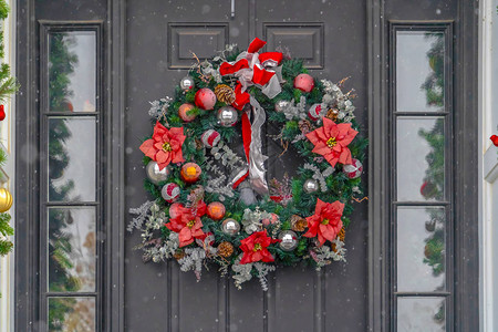 圣诞花环挂在一个家的前门上图片