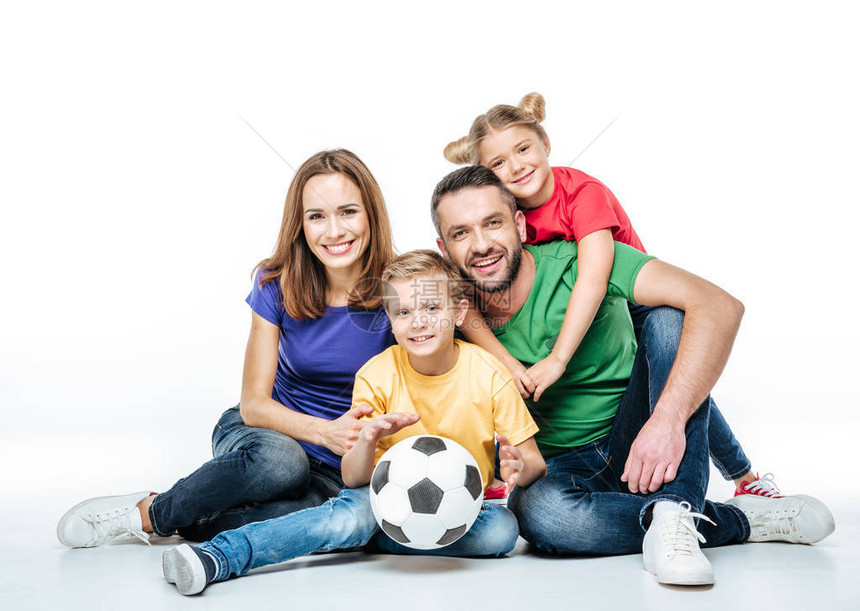 幸福的家庭穿着彩色的T恤衫图片