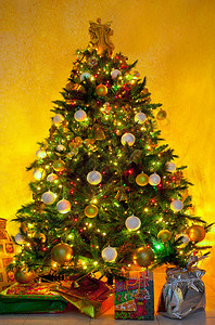 带礼物的圣诞树背景图片