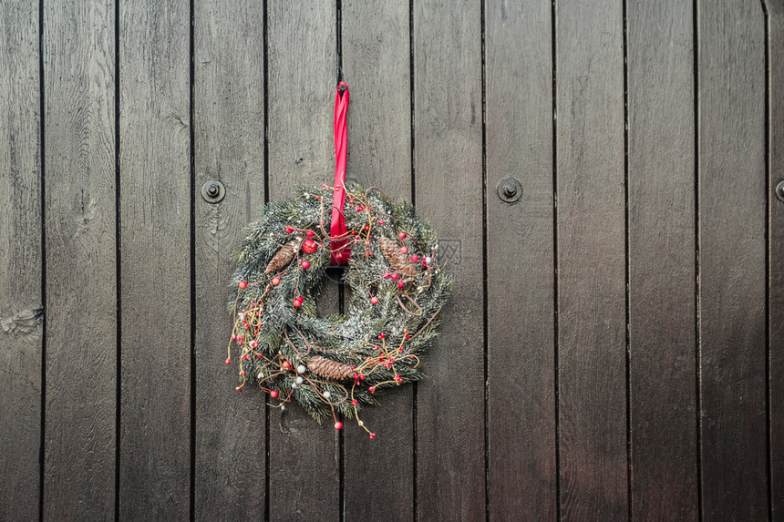 圣诞节日Advent花圈被挂在棕图片