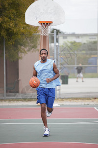 一位年轻篮球运动员在踢球图片