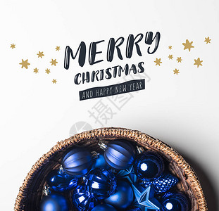 蓝色圣诞玩具在篮子里的顶图片