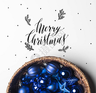 蓝色圣诞玩具在篮子里的顶背景图片