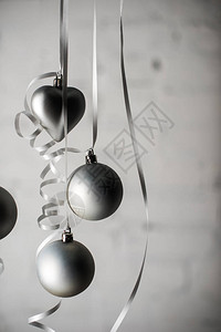 灰色圣诞节球在孤立于灰色的丝带上图片