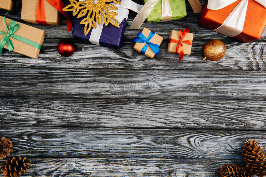 木质表面礼品盒和圣诞节装图片