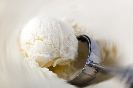 用勺子切冰淇淋图片