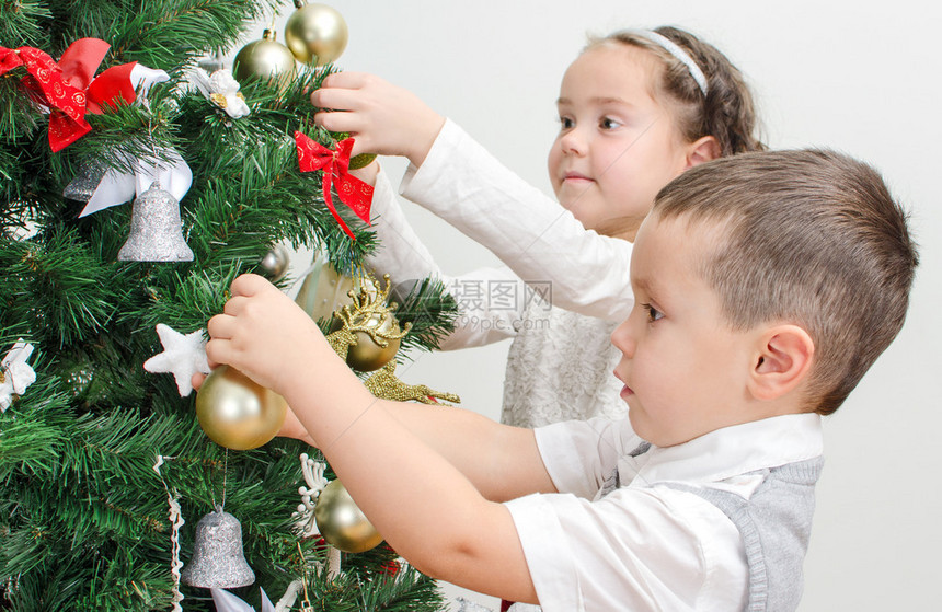 孩子们用球装饰圣诞树图片