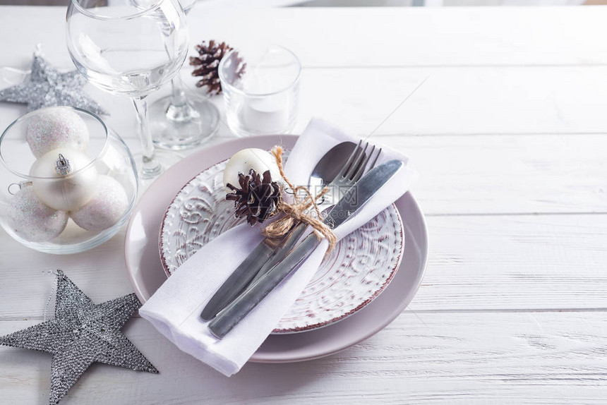银和奶油圣诞餐桌装饰图片