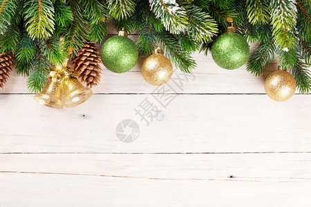 圣诞节背景松树和木上装饰品图片