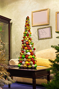 由五颜六色的球制成的圣诞树图片