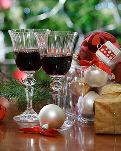 圣诞节圣诞树前的红酒和球杯图片