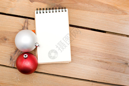 笔记本和圣诞球背景图片