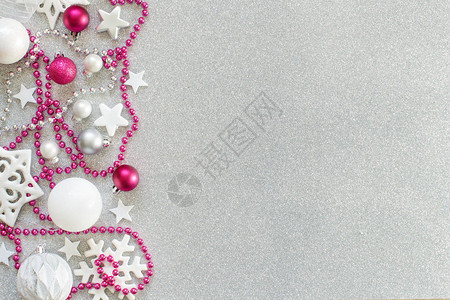 白色和粉红色的圣诞装饰品顶视图背景图片