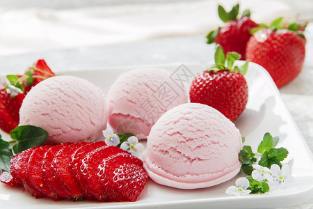 草莓冰淇淋球配新鲜草莓图片