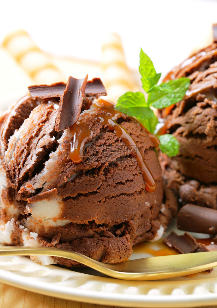 巧克力香草冰淇淋配焦糖酱图片