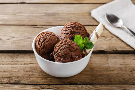 碗里的球咖啡巧克力冰淇淋图片