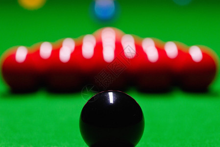 餐桌上的Snooker球背景图片
