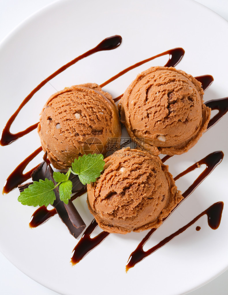 一勺棕色冰淇淋配巧克力糖浆图片