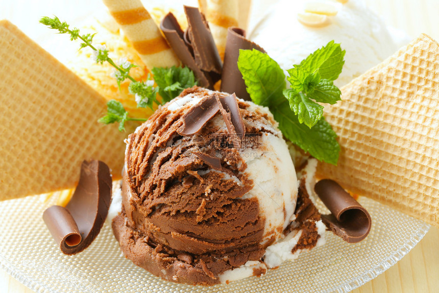 冰淇淋饼和巧克力卷发图片
