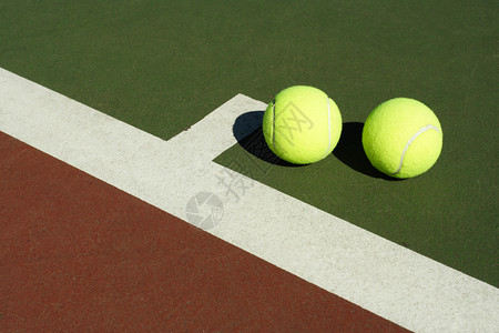 两个网球在网球场图片