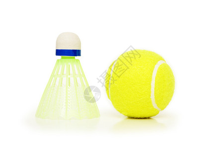羽毛球和网球上白色孤立图片