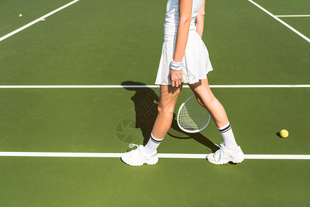 网球场上女网球运动员在白运动场的局图片