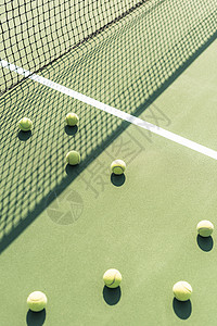 在网球场上近距离观察网球和网图片