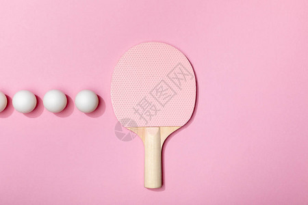 平铺板桌球网和粉红背景图片