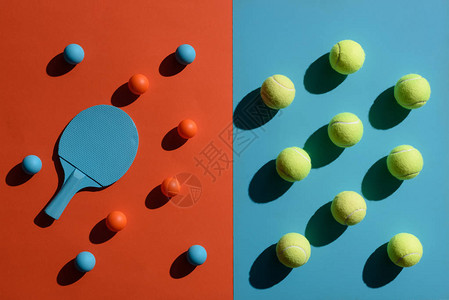 以乒乓球棒和球在两张硬石表图片
