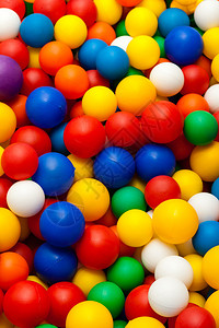 背景的一堆彩色玩具球图片