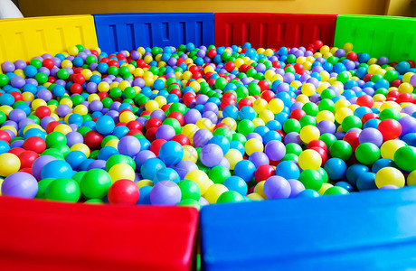 儿童游乐场上的彩色塑料球图片