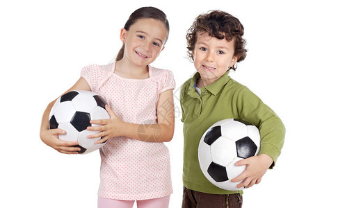 两个可爱的小孩带着足球在白图片