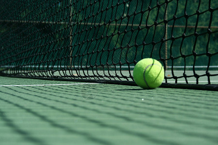 一个近网的球与摊牌背景图片