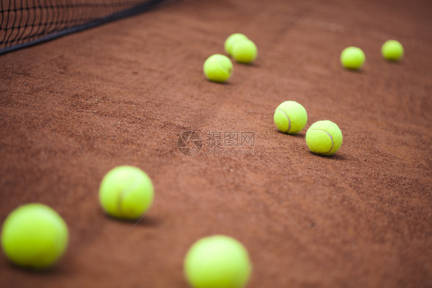 棕色绳子上的网球图片