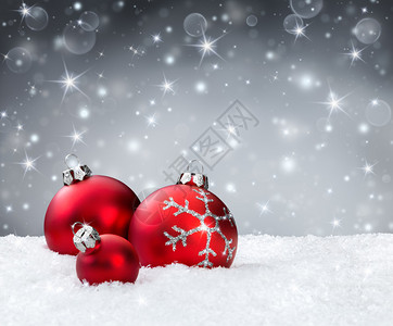 雪地上的红色小玩意银色闪光背景背景图片