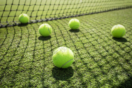 网球在场上近景图片