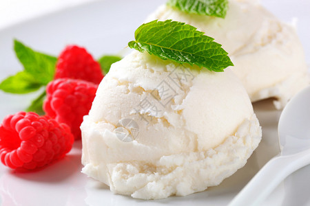 一勺奶油冰淇淋配新鲜覆盆子背景图片