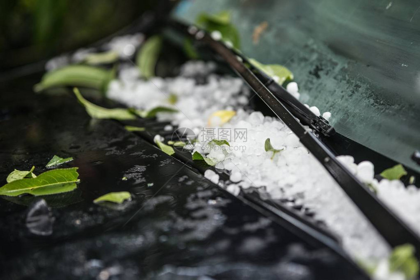 夏季暴风雨过后汽车引擎盖上的大冰雹球图片