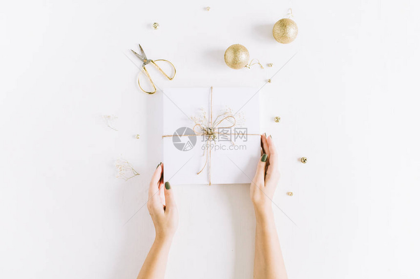 握着白礼盒和弓的女子手圣诞平图片