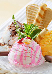三勺冰淇淋配威化饼和香草图片