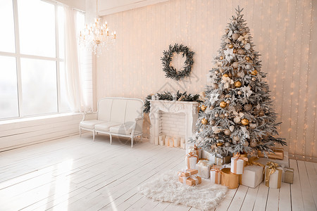 客厅内有漂亮的圣诞树和壁炉图片