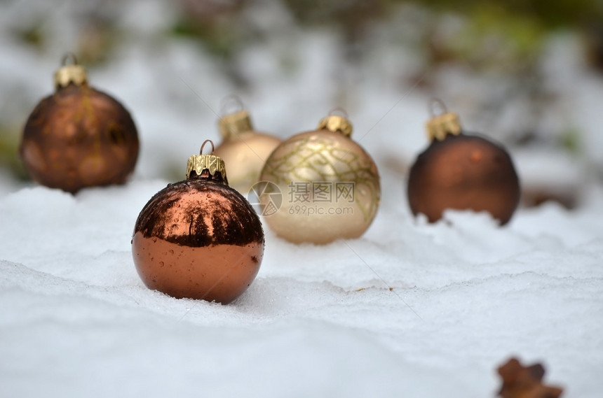 湿金色新年球在雪地里图片