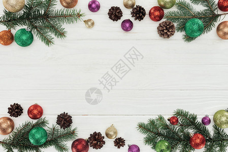 白色木本底的彩色闪亮圣诞球树枝和松图片