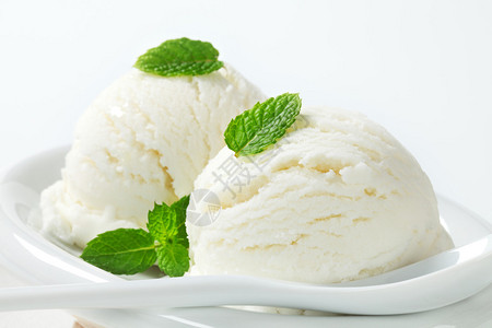 两勺白冰淇淋莱蒙酸图片